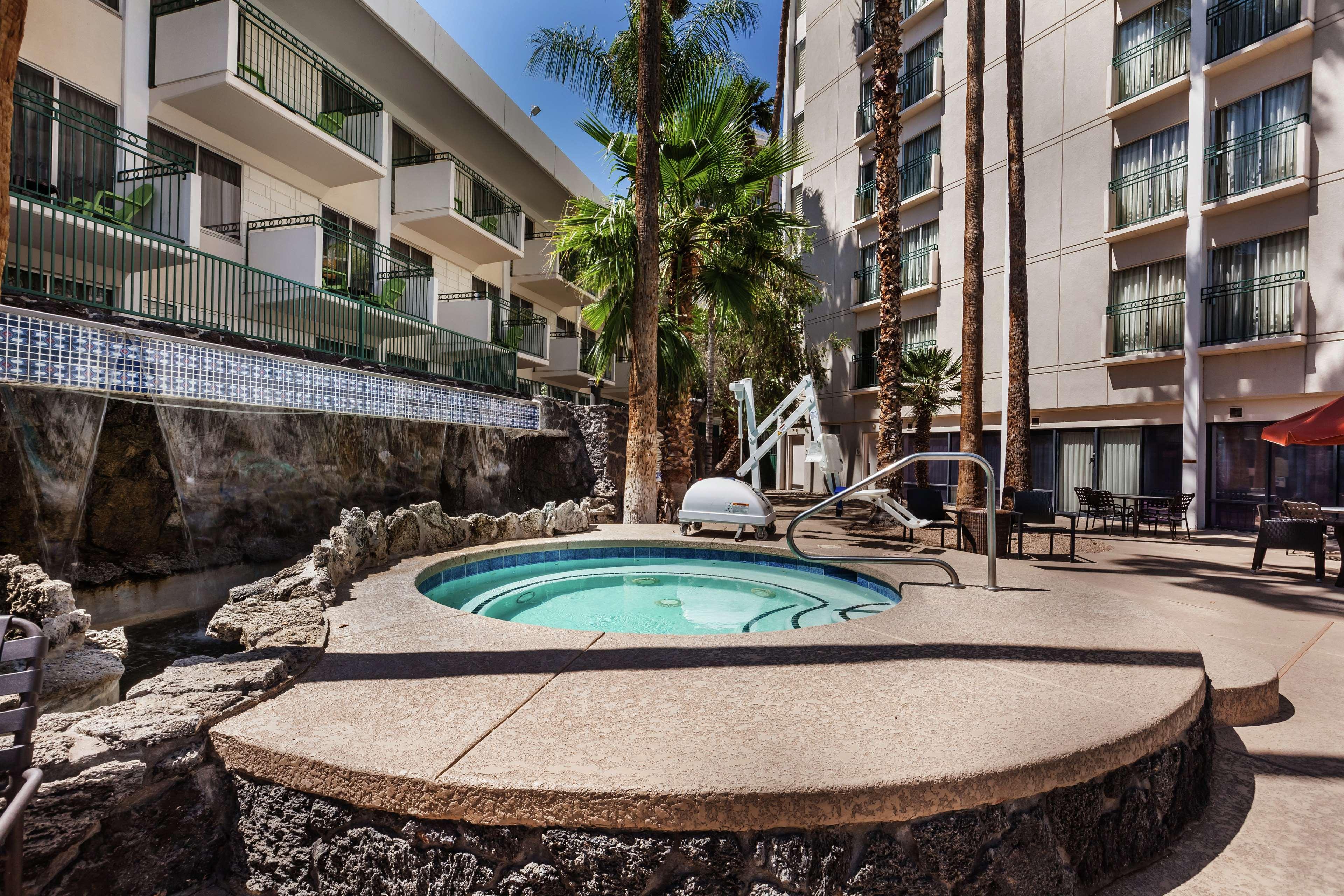 Hilton Garden Inn Phoenix Midtown Экстерьер фото