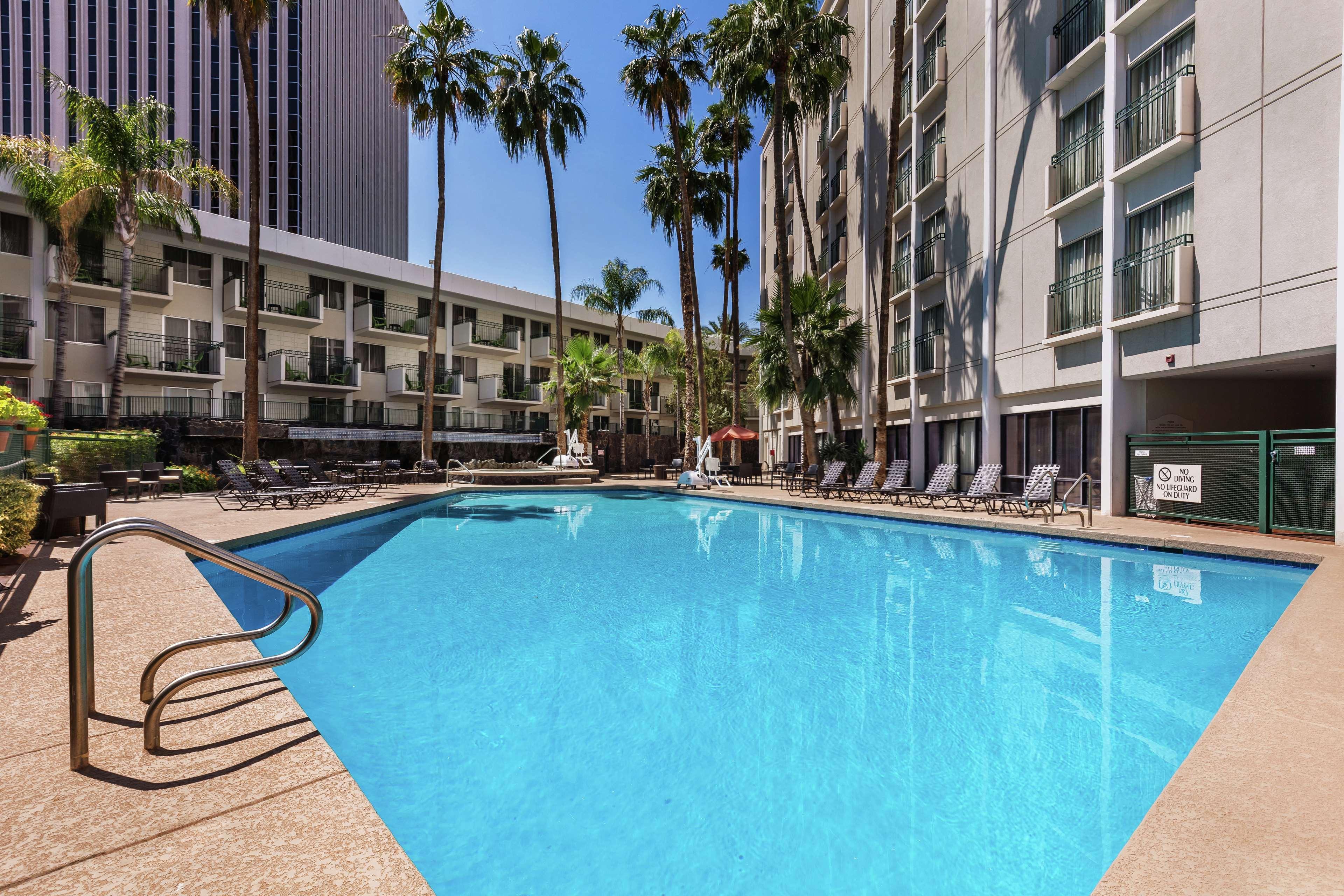 Hilton Garden Inn Phoenix Midtown Экстерьер фото